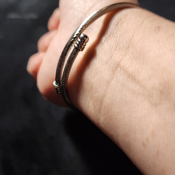 STAINLESS STEEL TWIST CHARM BRACELET - Picture 7 of 8